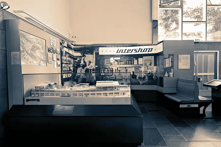 031 | 2023 | Berlin | Tränenpalast – Ausreisehalle Grenzübergangsstelle Bahnhof Friedrichstrasse | © carsten riede fotografie