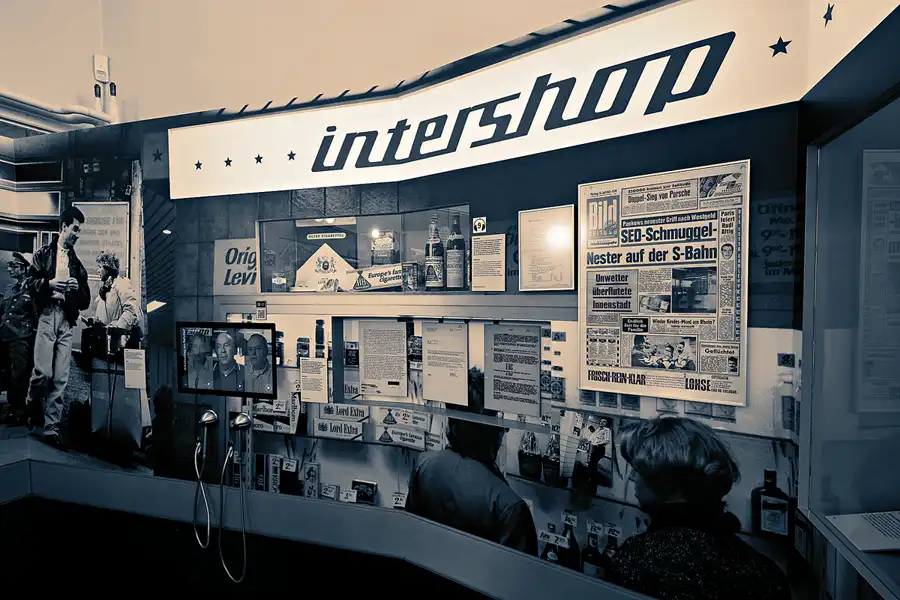 032 | 2023 | Berlin | Tränenpalast – Ausreisehalle Grenzübergangsstelle Bahnhof Friedrichstrasse | © carsten riede fotografie