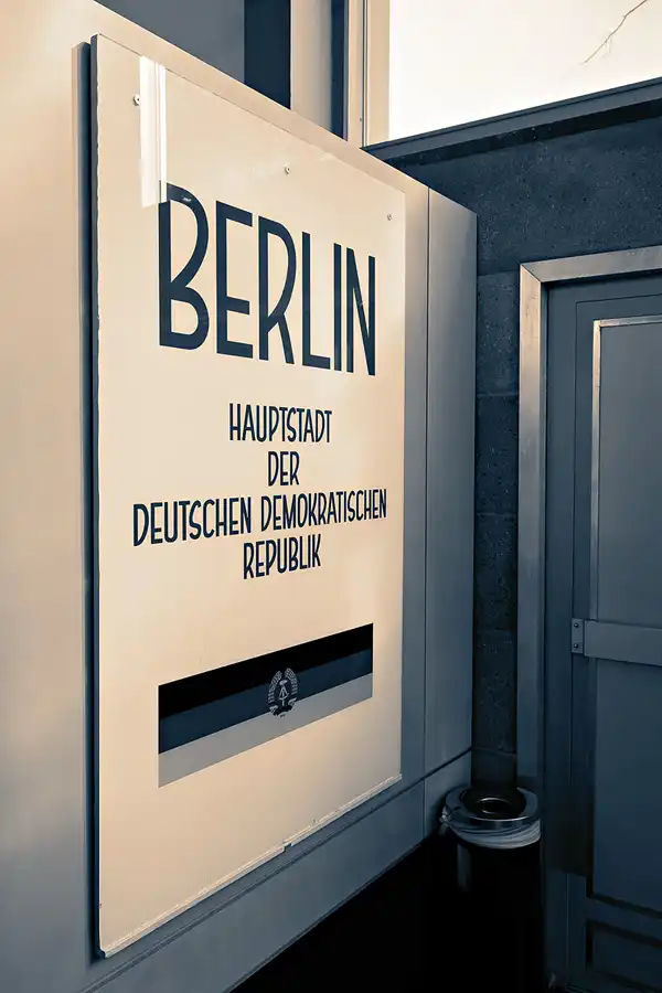 043 | 2023 | Berlin | Tränenpalast – Ausreisehalle Grenzübergangsstelle Bahnhof Friedrichstrasse | © carsten riede fotografie