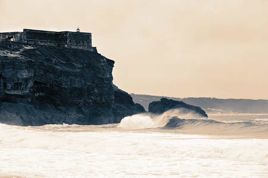 062 | 2023 | Nazare | Praia do Norte – Farol da Nazare – Big Waves Nazare | © carsten riede fotografie