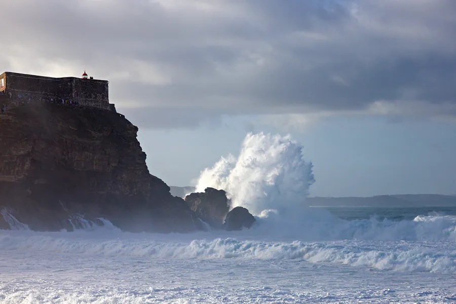 017 | 2023 | Nazare | Praia do Norte – Farol da Nazare – Big Waves Nazare | © carsten riede fotografie