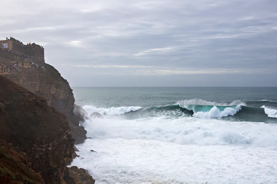 071 | 2023 | Nazare | Praia do Norte – Farol da Nazare – Big Waves Nazare | © carsten riede fotografie