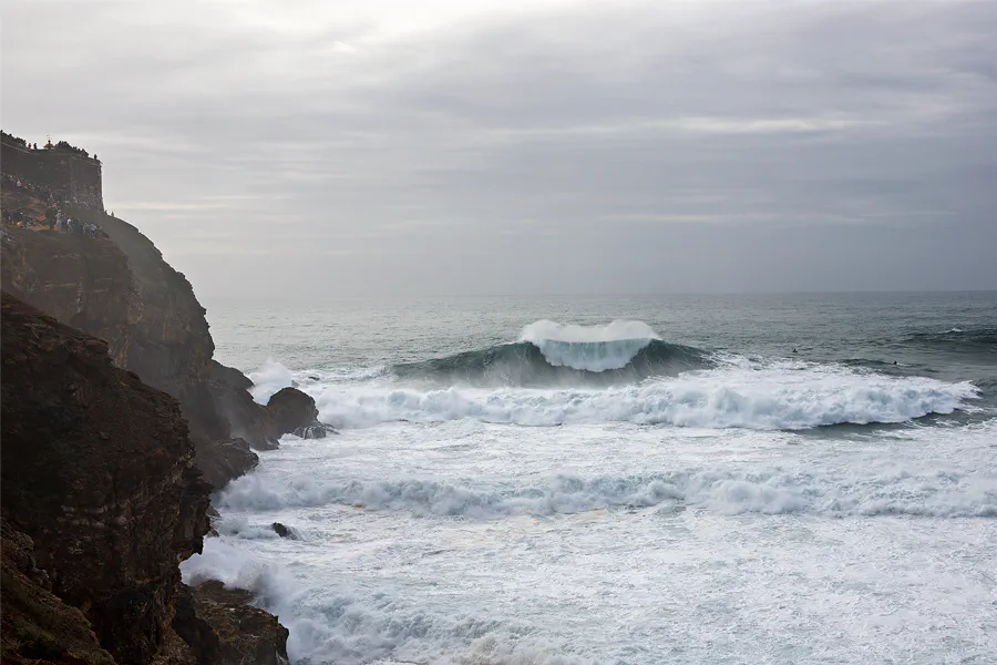 130 | 2023 | Nazare | Praia do Norte – Farol da Nazare – Big Waves Nazare | © carsten riede fotografie
