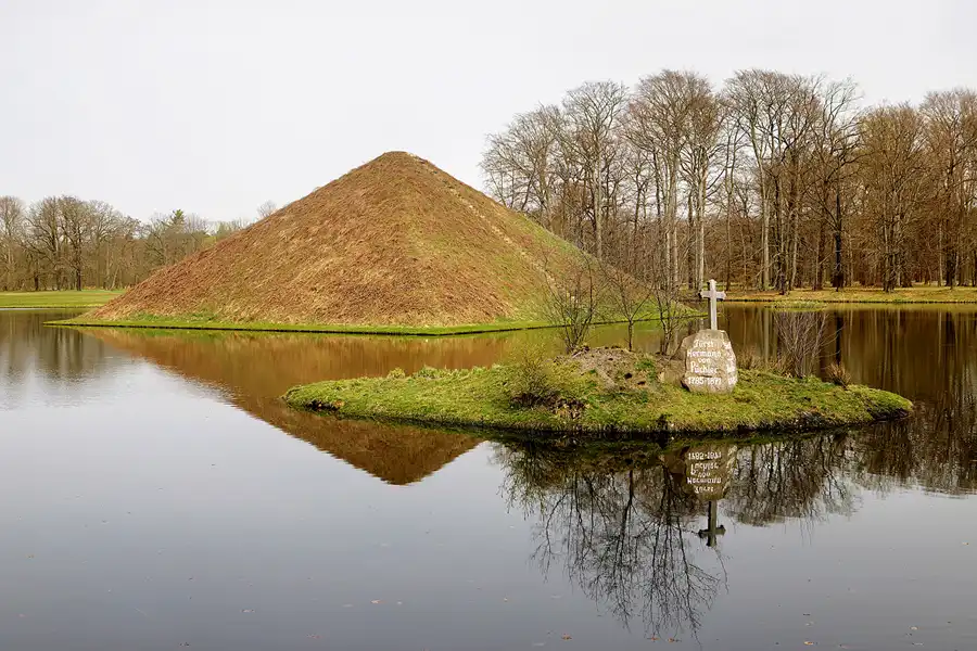 071 | 2024 | Cottbus | Fürst-Pückler-Park Branitz – Wasserpyramide | © carsten riede fotografie