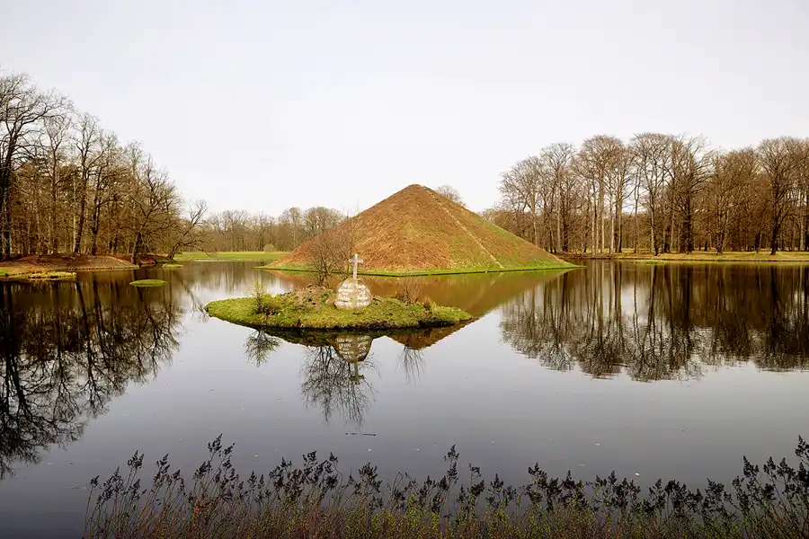 072 | 2024 | Cottbus | Fürst-Pückler-Park Branitz – Wasserpyramide | © carsten riede fotografie