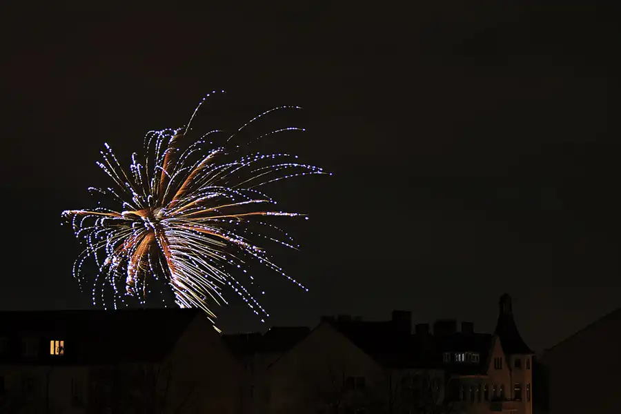 002 | 2025 | Berlin | Silvester-Feuerwerk in Alt-Hohenschönhausen | © carsten riede fotografie