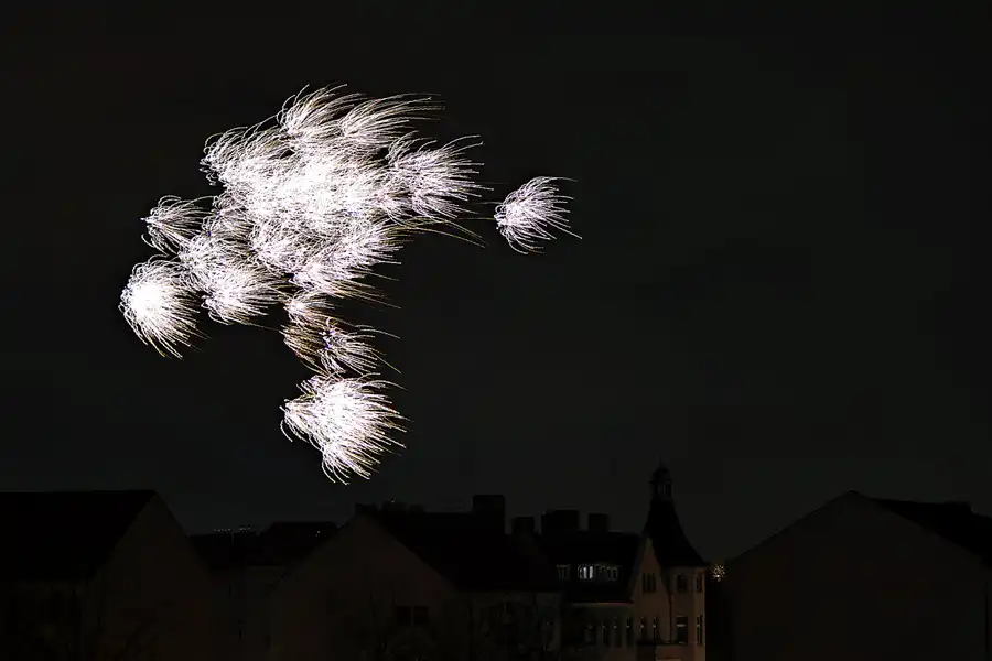 003 | 2025 | Berlin | Silvester-Feuerwerk in Alt-Hohenschönhausen | © carsten riede fotografie