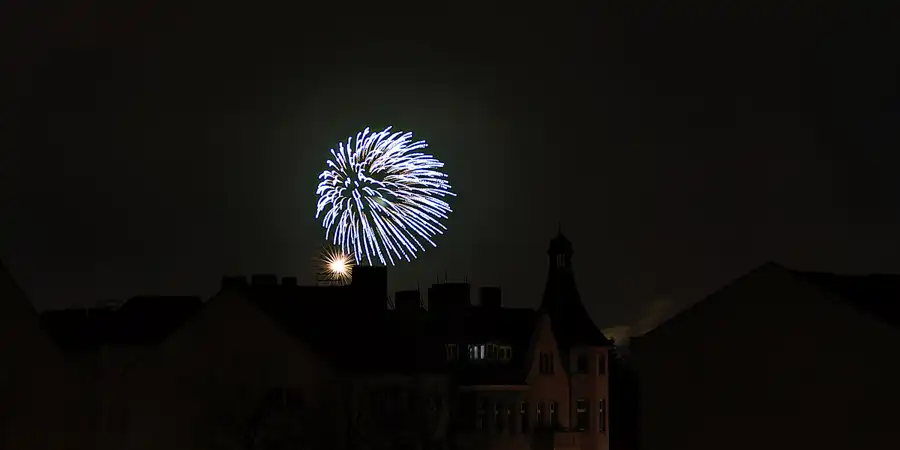 005 | 2025 | Berlin | Silvester-Feuerwerk in Alt-Hohenschönhausen | © carsten riede fotografie