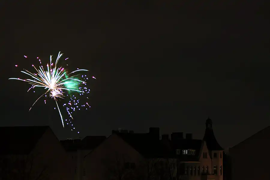 007 | 2025 | Berlin | Silvester-Feuerwerk in Alt-Hohenschönhausen | © carsten riede fotografie