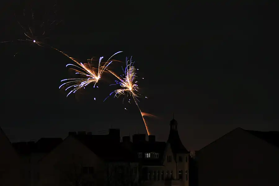 008 | 2025 | Berlin | Silvester-Feuerwerk in Alt-Hohenschönhausen | © carsten riede fotografie
