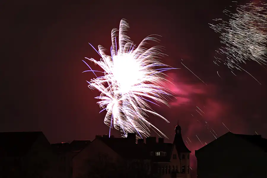 010 | 2025 | Berlin | Silvester-Feuerwerk in Alt-Hohenschönhausen | © carsten riede fotografie