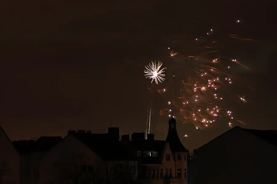 019 | 2025 | Berlin | Silvester-Feuerwerk in Alt-Hohenschönhausen | © carsten riede fotografie