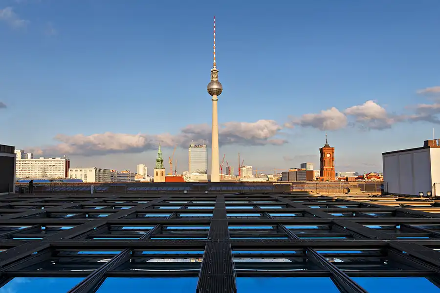 003 | 2025 | Berlin | Blick von der Dachterrasse des Humboldt Forums im Berliner Schloss – Fernsehturm | © carsten riede fotografie