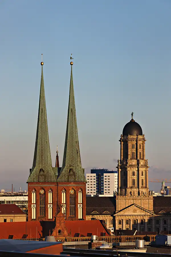 026 | 2025 | Berlin | Blick von der Dachterrasse des Humboldt Forums im Berliner Schloss – Nikolaikirche und Altes Stadthaus | © carsten riede fotografie