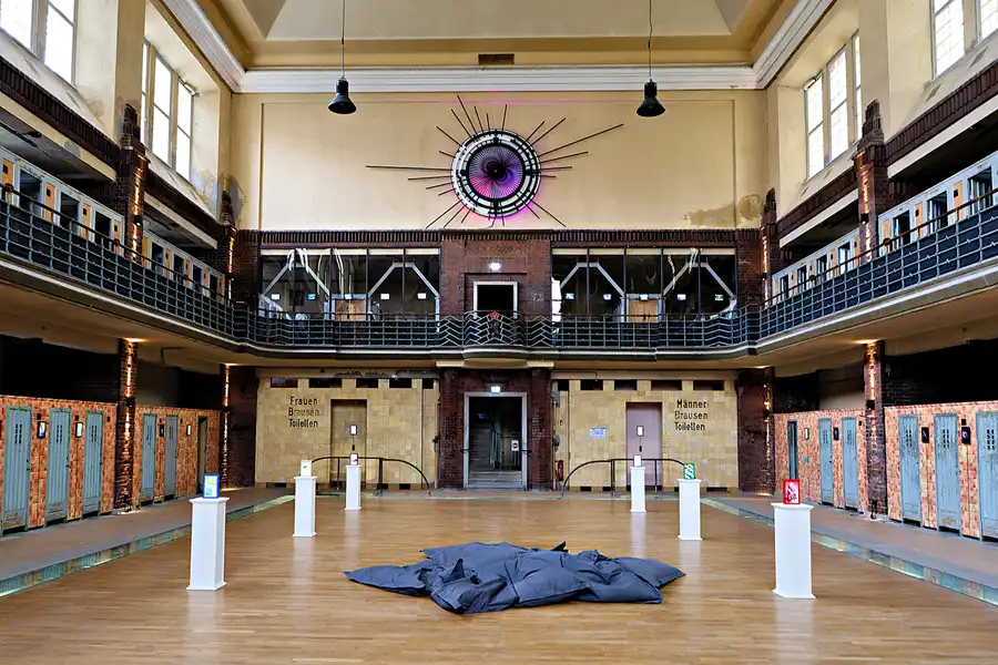 001 | 2025 | Berlin | Stadtbad Lichtenberg – Hubertusbad – The Exhibition Stadtbad Reloaded | © carsten riede fotografie