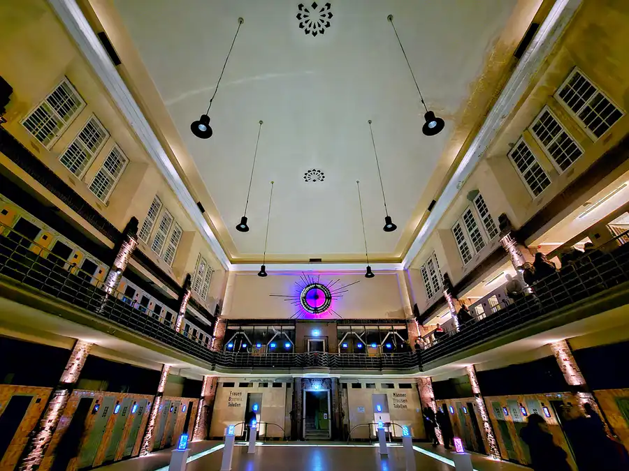 002 | 2025 | Berlin | Stadtbad Lichtenberg – Hubertusbad – The Exhibition Stadtbad Reloaded | © carsten riede fotografie