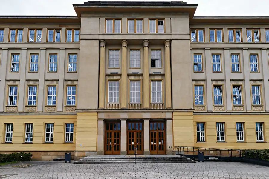 002 | 2025 | Eisenhüttenstadt | Rathaus | © carsten riede fotografie