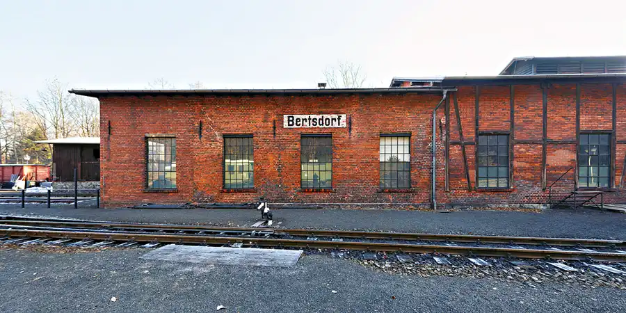 083 | 2025 | Bertsdorf | Zittauer Schmalspurbahn – Bahnhof Bertsdorf | © carsten riede fotografie