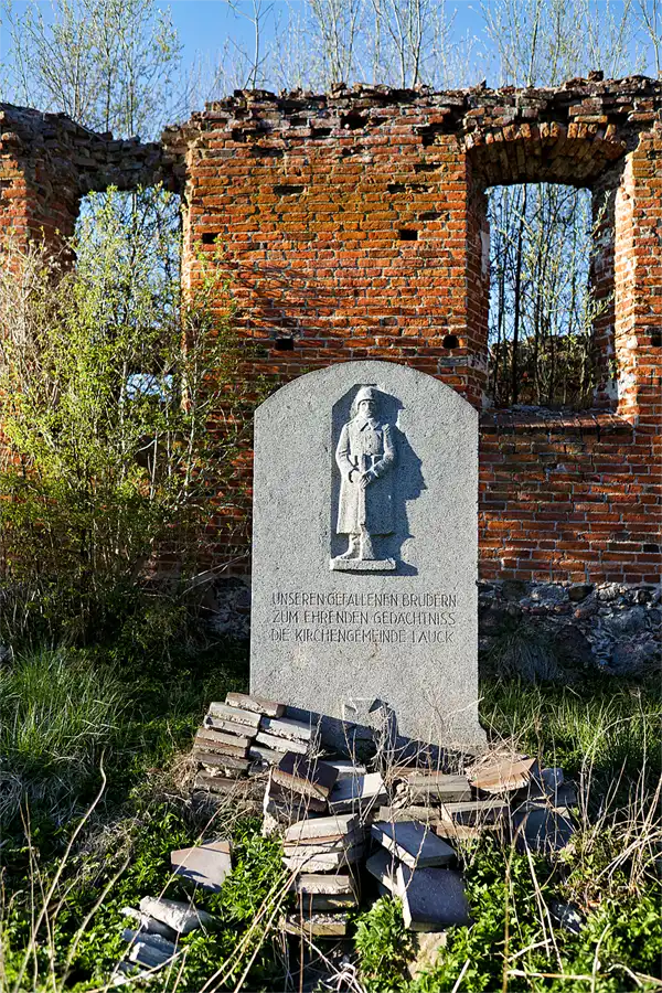 060 | 2026 | Ławki | Ruiny kościoła | © carsten riede fotografie