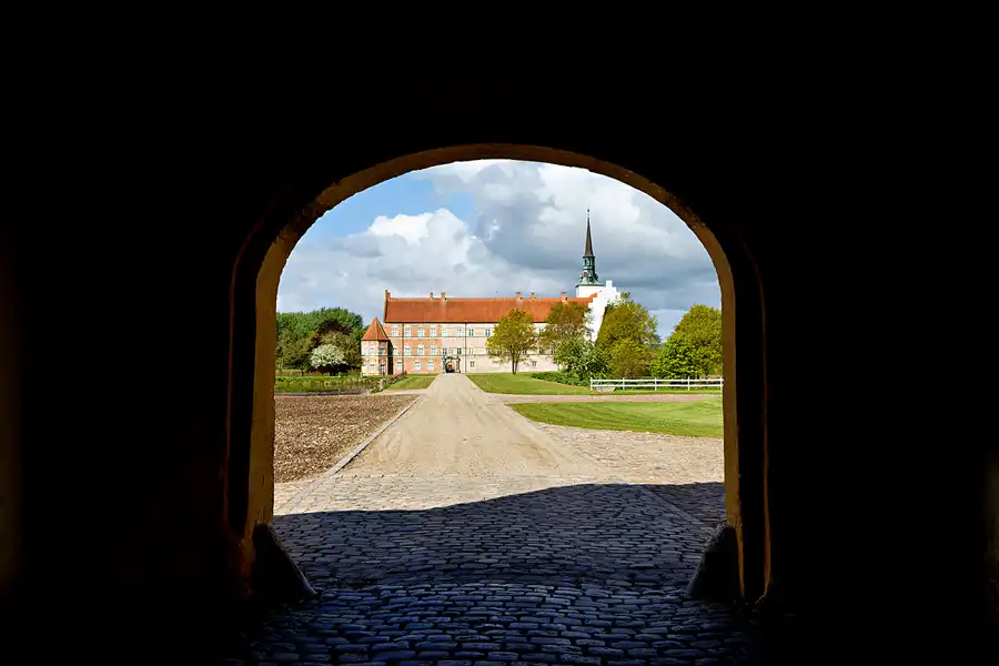 083 | 2026 | Fåborg Sogn | Brahetrolleborg Kirke + Brahetrolleborg Slot | © carsten riede fotografie