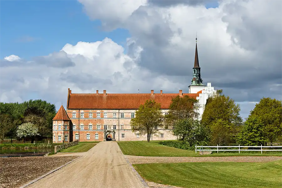 084 | 2026 | Fåborg Sogn | Brahetrolleborg Kirke + Brahetrolleborg Slot | © carsten riede fotografie
