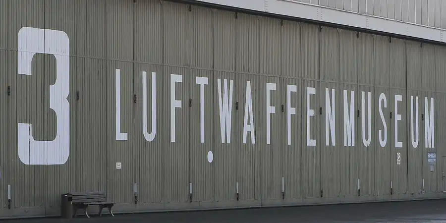 2011 | BERLIN | FLUGPLATZ GATOW (GWW) HANGAR 3 | © carsten riede fotografie